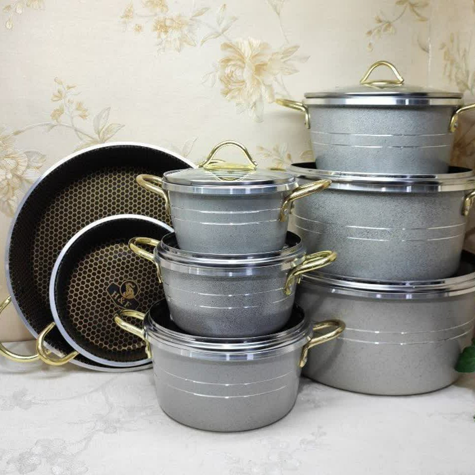 سرویس 14 پارچه قابلمه گرانیتی طرح چدن گلدونی دسته طلایی داخل زنبوری هلنا