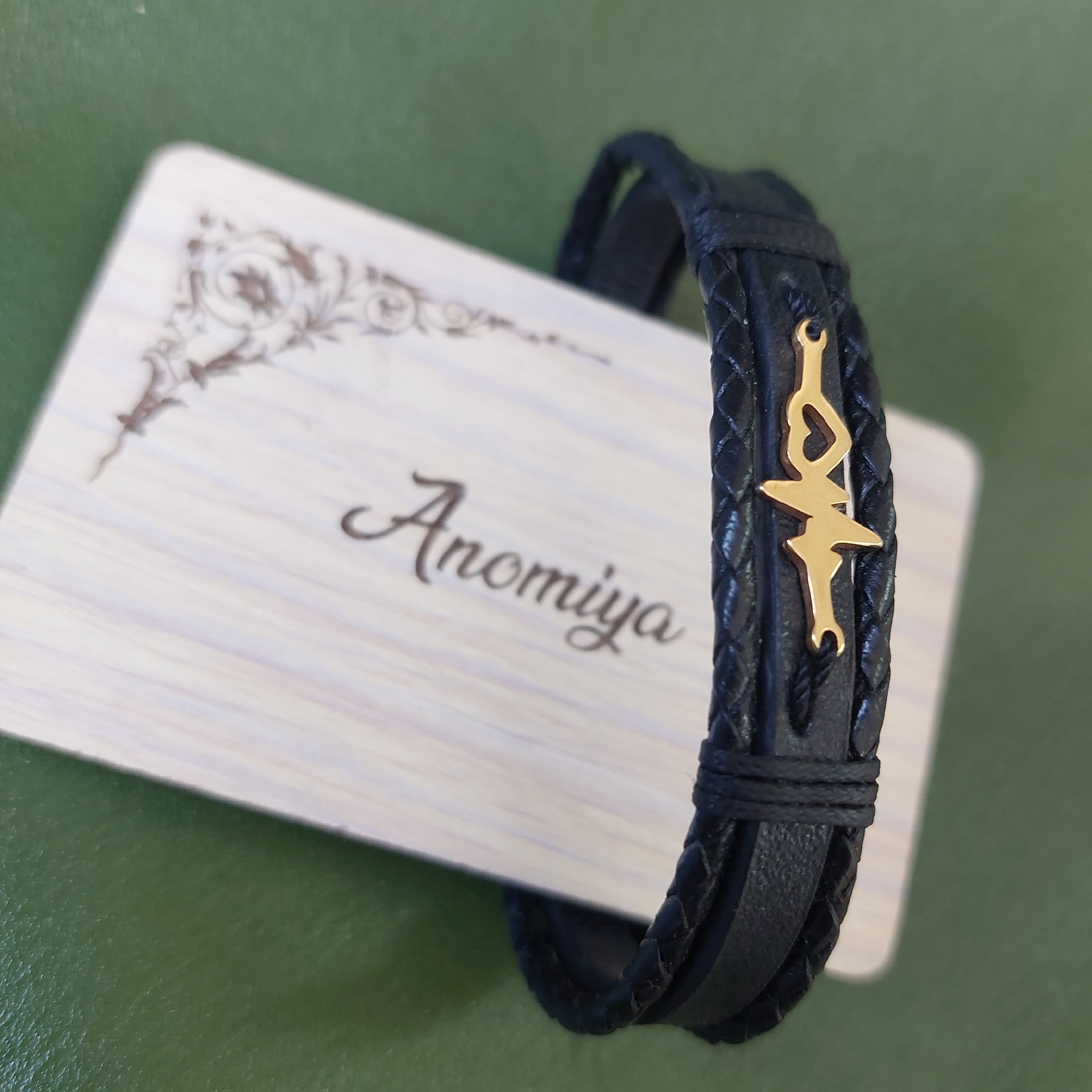 دستبند چرم  ضربان قلب دو گیس آنومیا با چرم کاملا طبیعی و با پلاک  و قفل دستبند رنگ ثابت  با یک سال گارانتی 