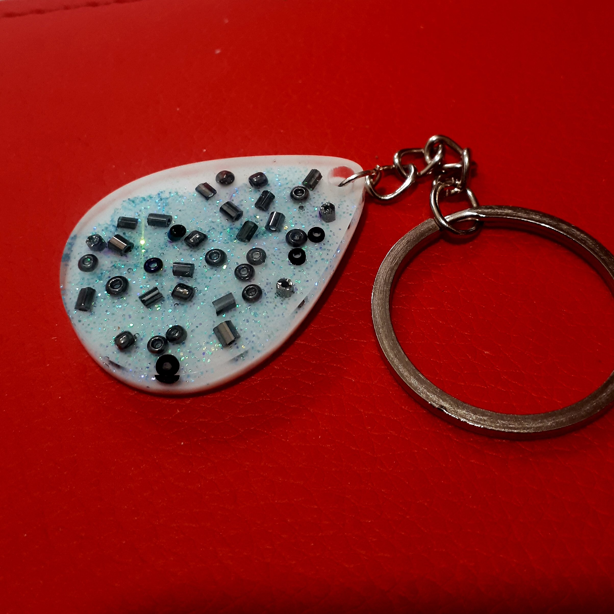 جاکلیدی رزینی دست ساز اکلیلی هفت رنگ طرح اشک 