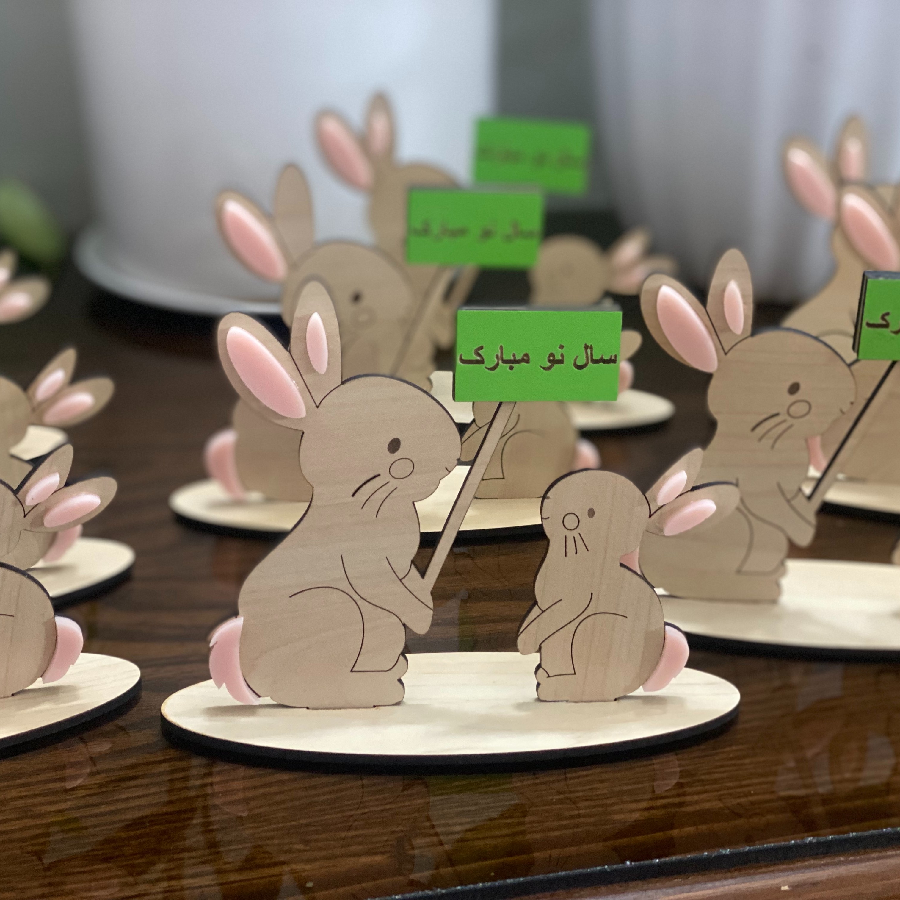 استند خرگوش(نماد سال 1402) چوبی. کرم.10 تا 15 سانت.بیش از چند مدل.