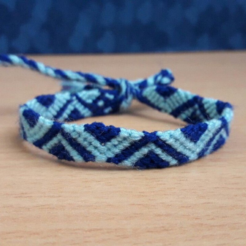 دستبند بافت طرح زیک زاک با دور نگ آبی روشن و آبی کمرنگ در اندازه دلخواه