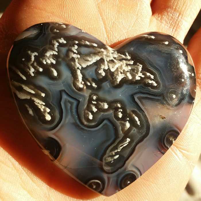 نگین عقیق منظره رتایلی تراش قلب سایز بزرگ سنگین بسیار خوش رنگ خوش تراش دو طرفه 