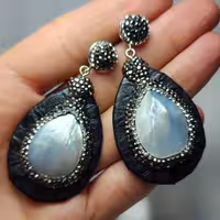 گوشواره چرم با نگین صدف طبیعی lumiere 