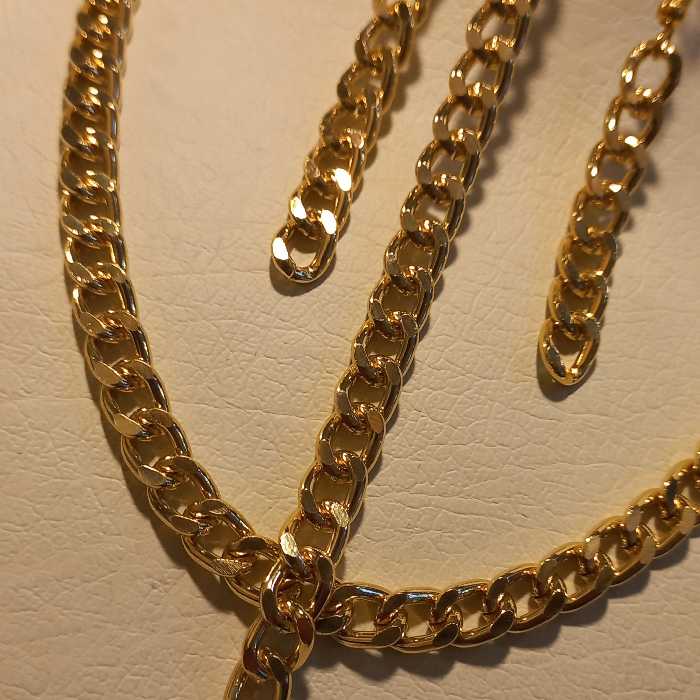 سرویس آب طلا کارتیر رنگ ثابت آب طلا شامل گردنبند و گوشواره و دستبند 