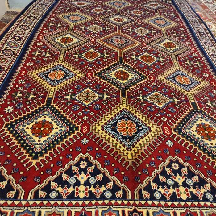 فرش دستباف سه و نیم متری طرح لوزی مدل AA178