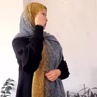 شال نخی پلیسه منگوله دار  طوسی  زرد   طرح آبرنگی   برند روبرتو  ایستایی خیلی خوبی داره  مناسب استفاده روزمره