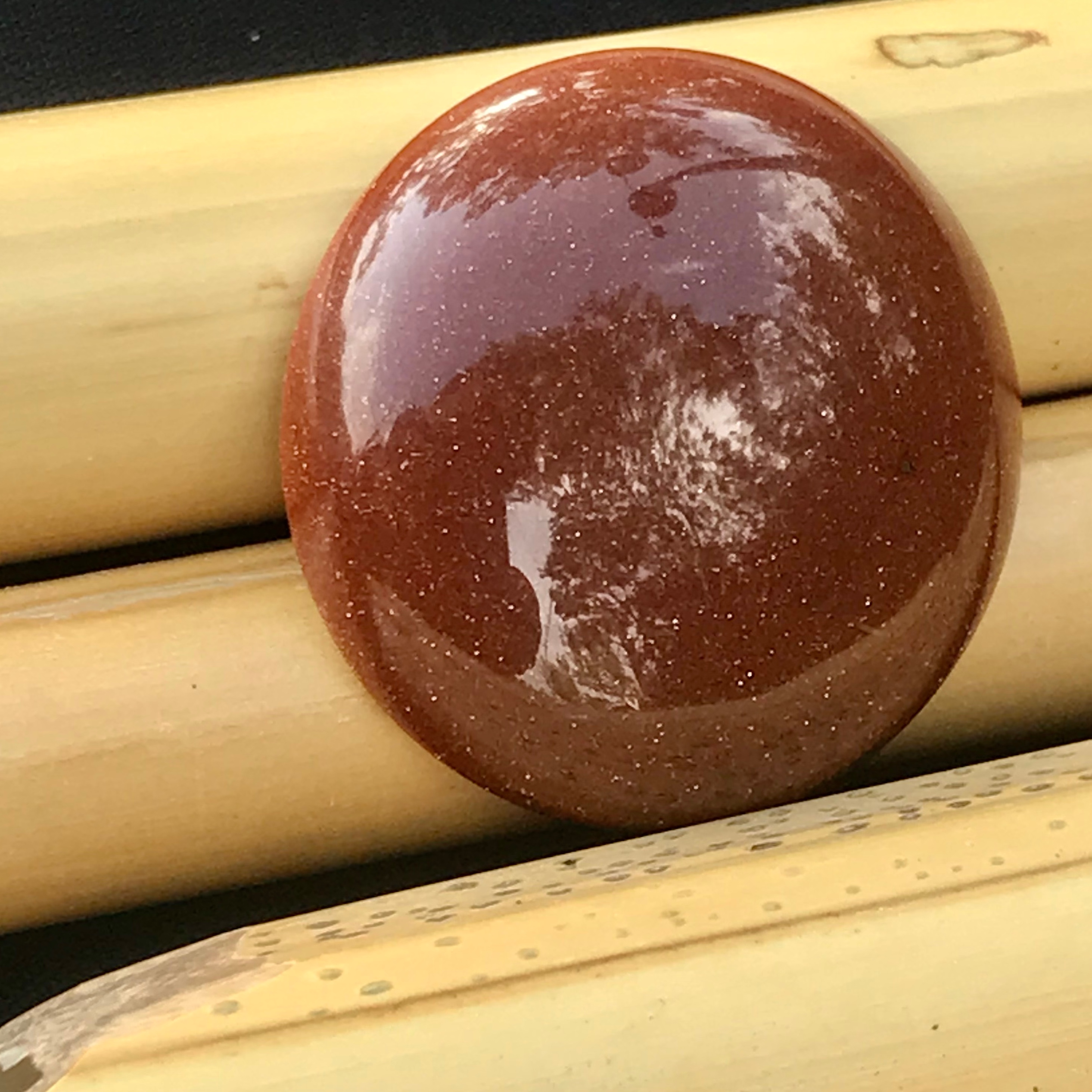 نگین درشت و مدالی دلربای قهوه ای