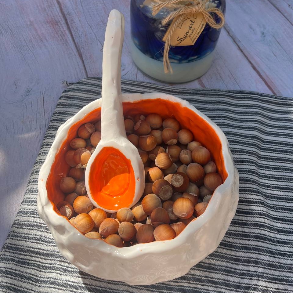 آجیل خوری همراه با قاشق کاملا دستساز