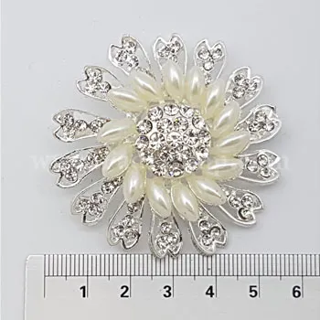 گل سینه مروارید دار نقره ای