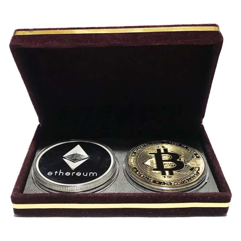 دکور سکه نمادین بیت کوین و اتریوم همراه با جعبه