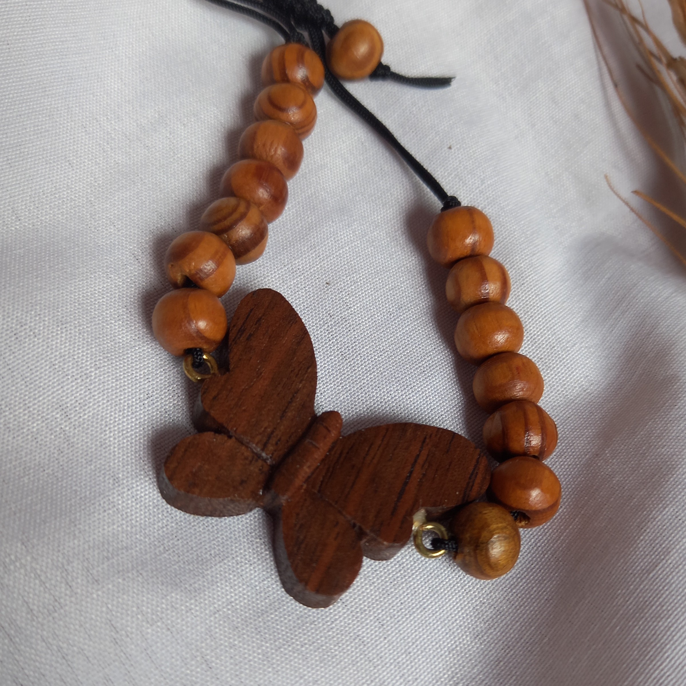 دستبند چوبی طرح پروانه