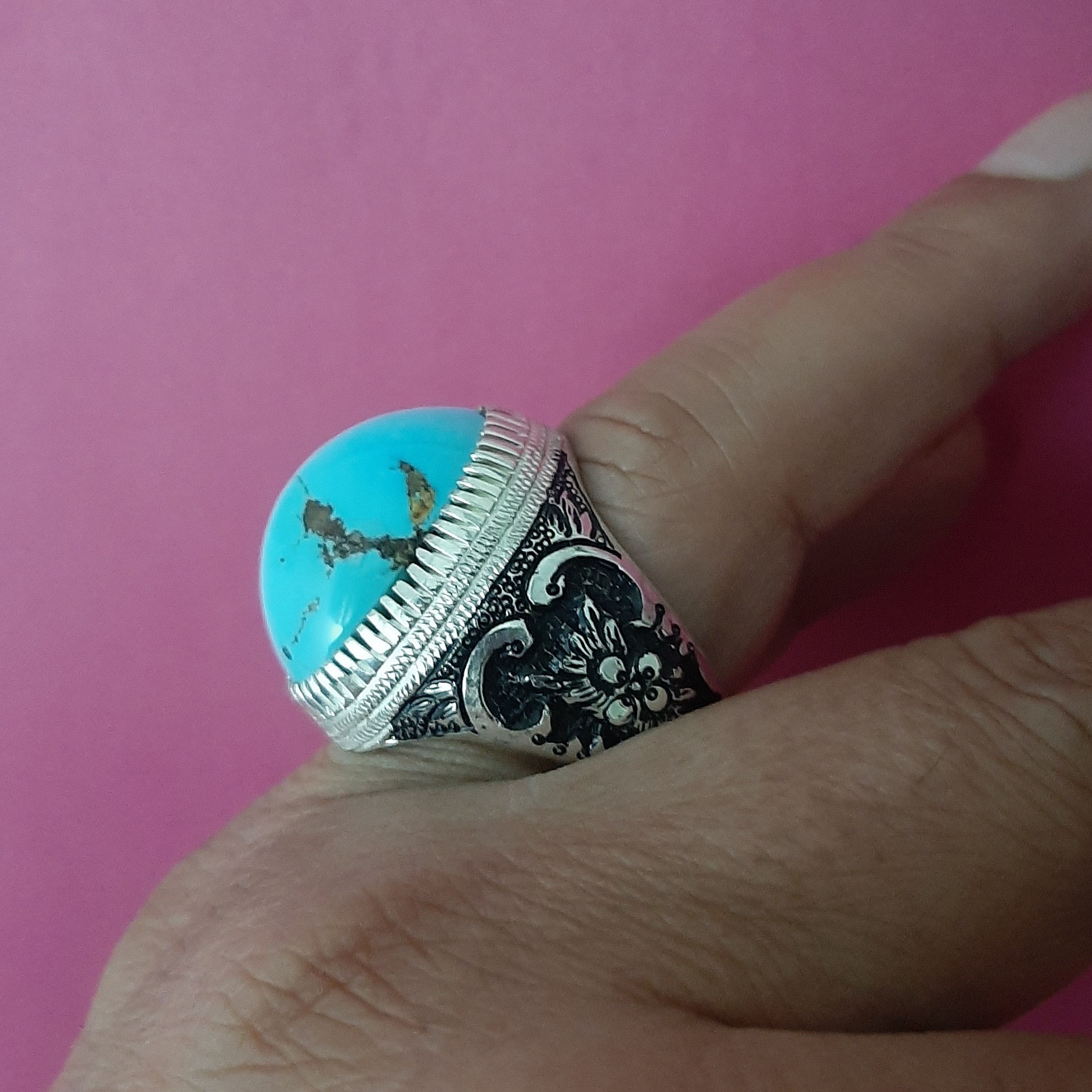 انگشتر نقره مردانه کد 592 به وزن 27 گرم سایز 64 نگین فیروزه طبیعی و معدنی نیشابور  رکاب دستساز با مهر مغان و قلمکاری دست