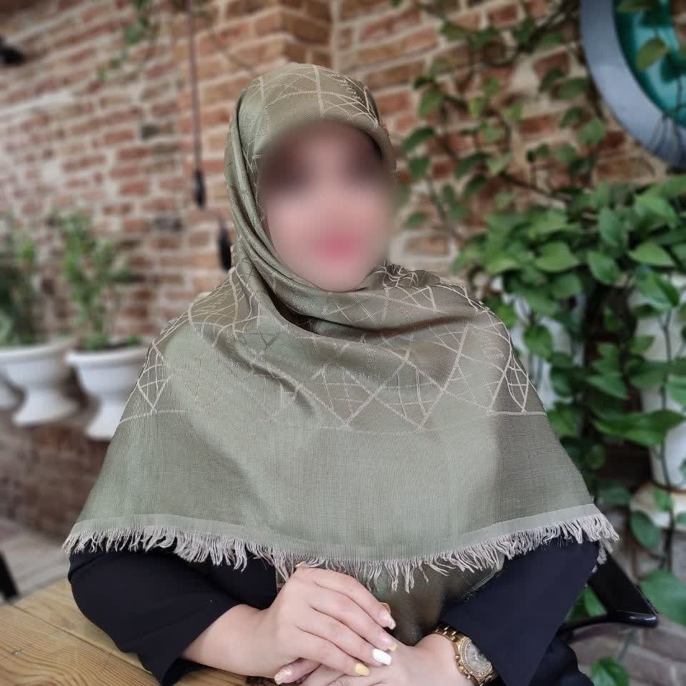 روسری نخ ابریشم ژاکارد دو رو لمه دار 
ریشه پرزی
کیفیت بی نظیر و متفاوت
سُر نمیباشد
 قواره140وارداتی درجه یک 