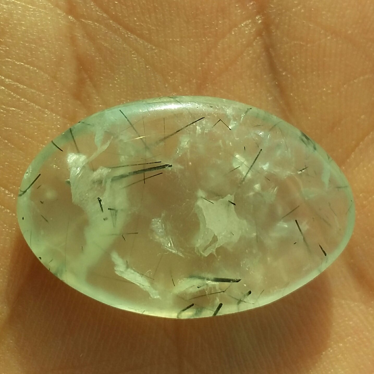 نگین پرهینت معدنی سبز با رتایل های مشکی بسیار خاص و بی نظیر صد در صد طبیعی