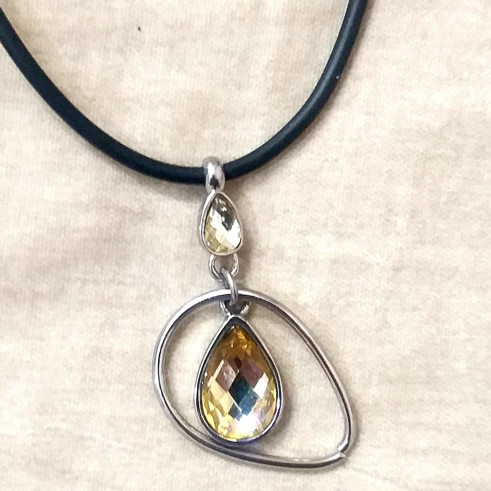 گردنبند  با بند چرمی فانتزی درجه یک محصول خارجی مارک دار 