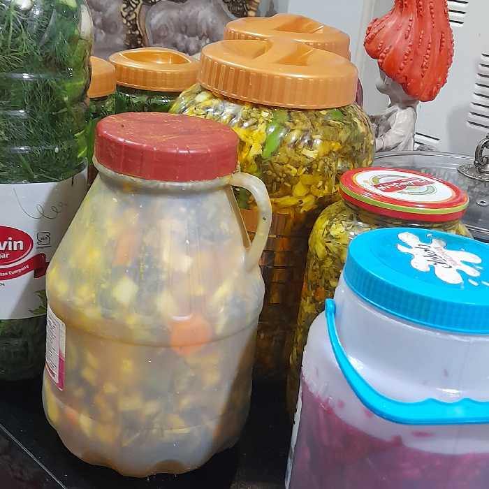 ترشی گل کلم کیفیت عالی خوش طعم با سبزیجات تردوخوشمزه بابهترین کیفیت بالای 3 کیلوسفارش بدین