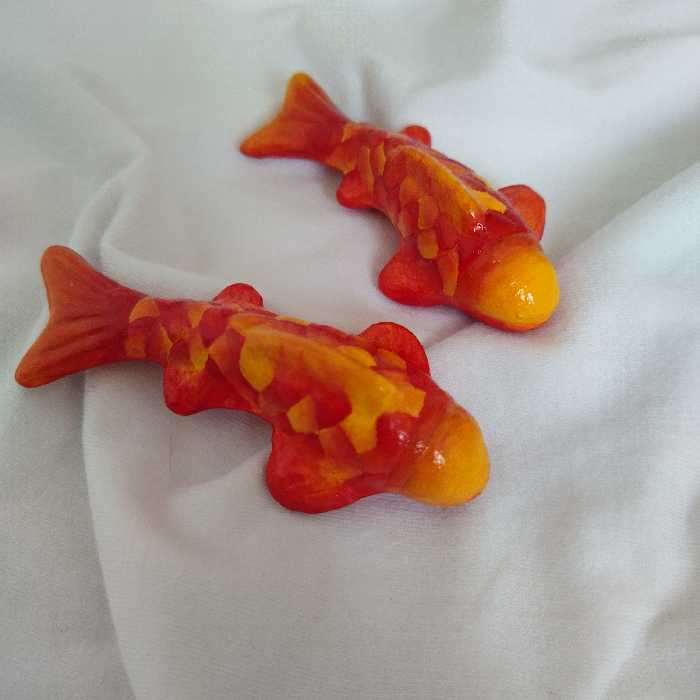 ماهی های سفالی رنگ آمیزی شده