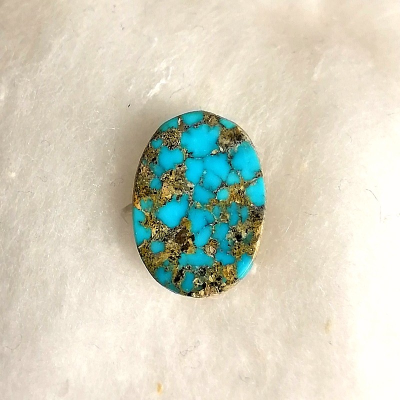 نگین فیروزه نیشابوری اصل رگه طلایی بسیار خوش رنگ و خوش جلا مناسب انگشتر بسیار شیک