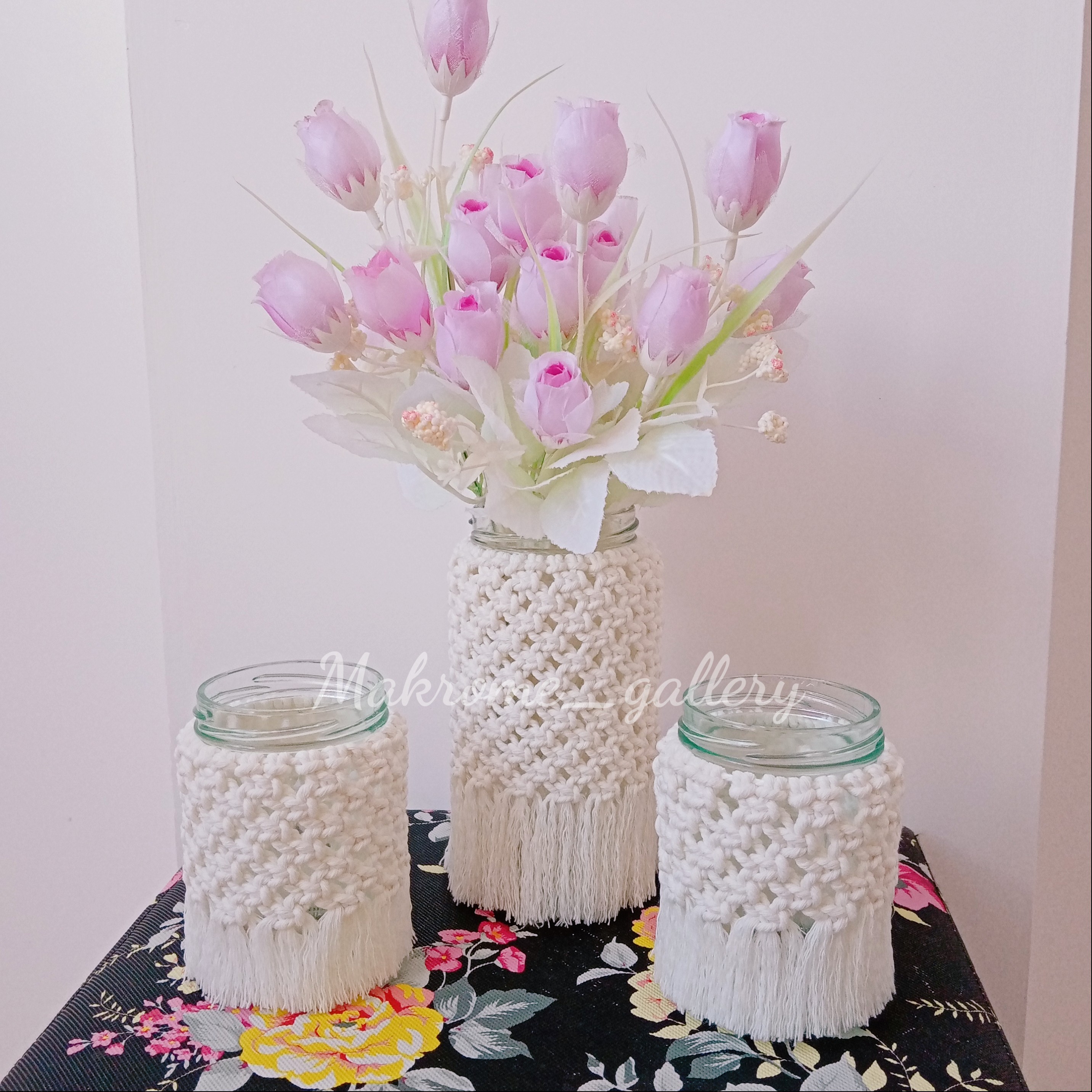 ست سه عددی گلدان و شمعدان بافی جاشمعی مکرومه بافی شیشه مکرومه بافی  گلدان مکرومه بافی سبک بوهو مناسب هفتسین دکور هفت سین