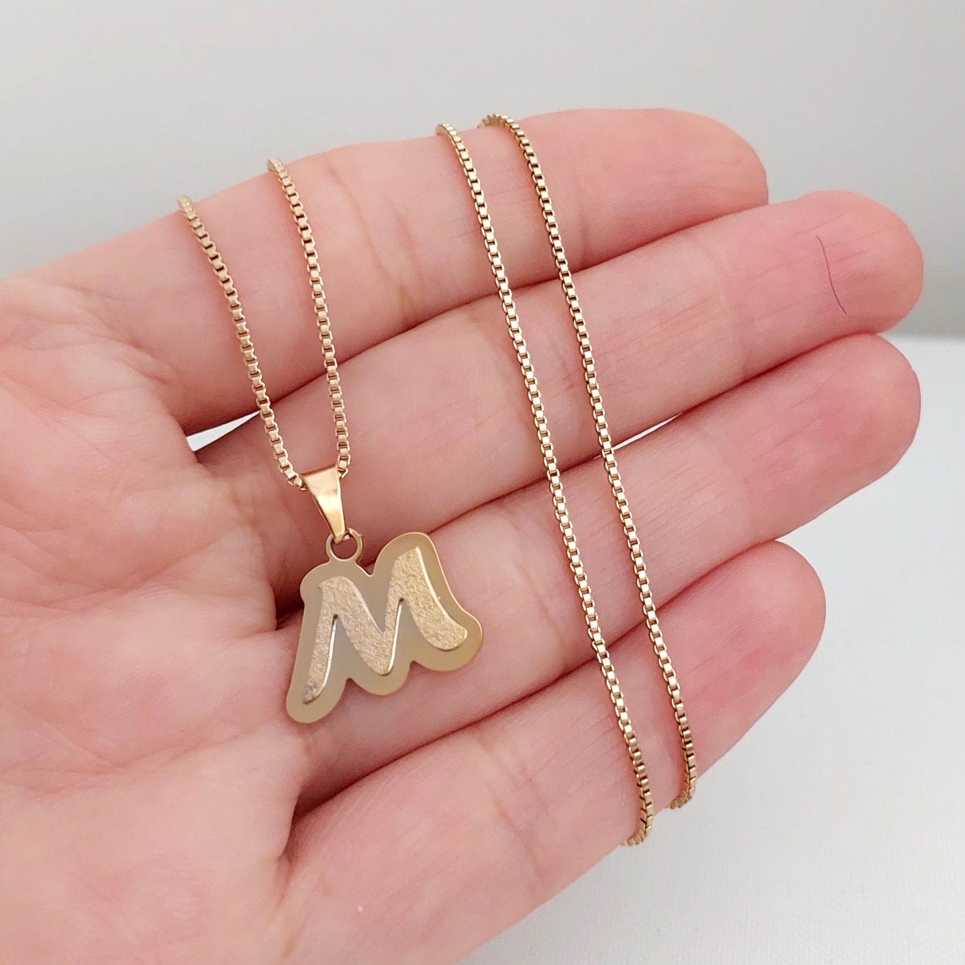 گردنبند استیل حرف  M  طلایی شیک همراه با زنجیر ونیزی استیل 
