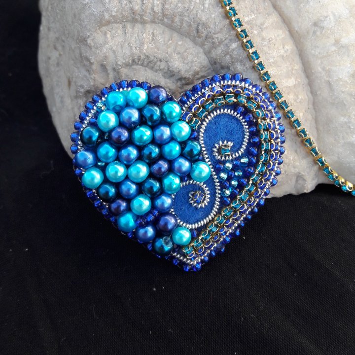 سنجاق سینه جواهر دوزی شده نام طرح قلب لاجوردی