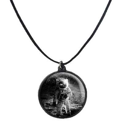 گردنبند پرمانه طرح فضانورد کد pmb.10378 مدل دو طرفه