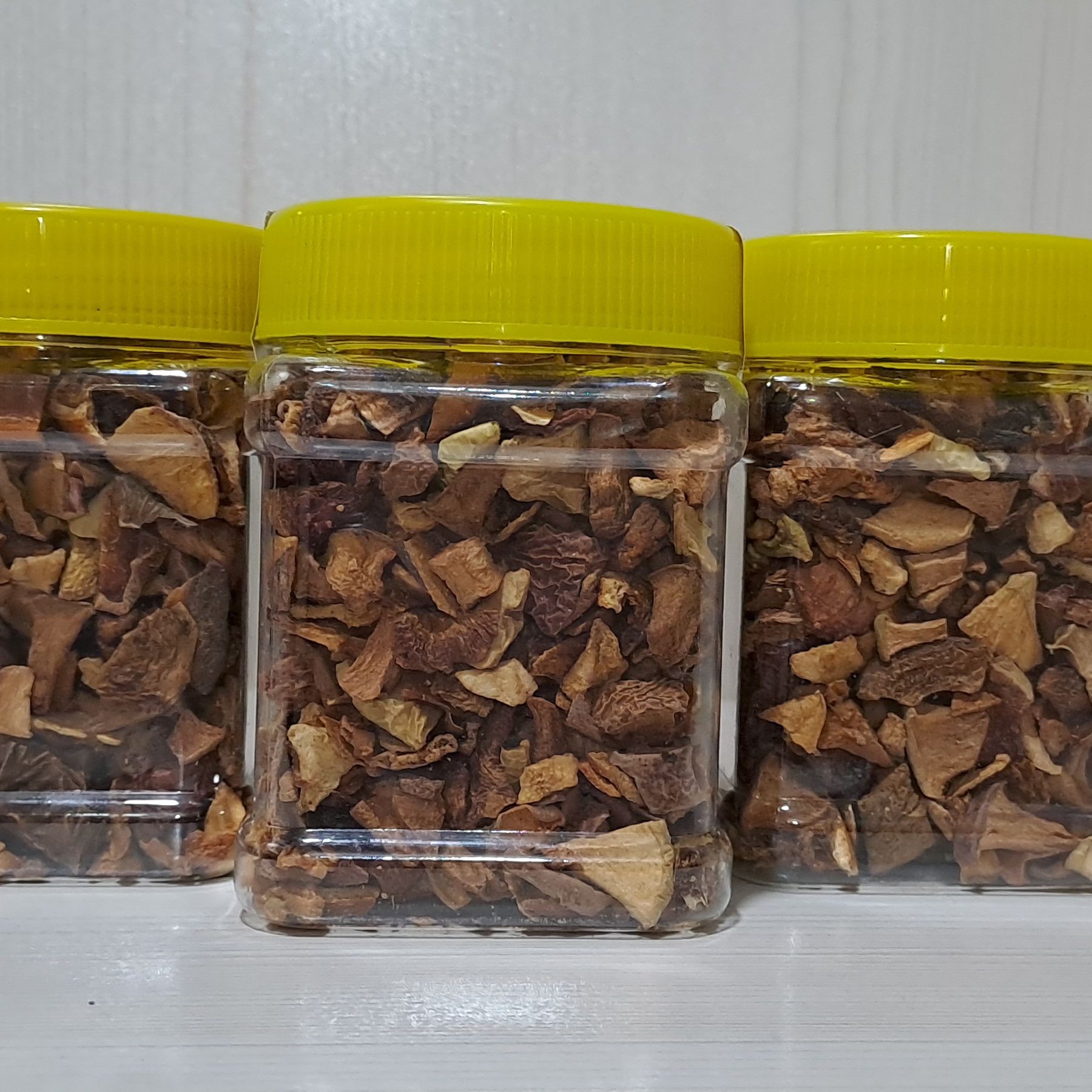 دمنوش میوه کوچک از 12نوع میوه استفاده شده و دارای خواص زیادی است