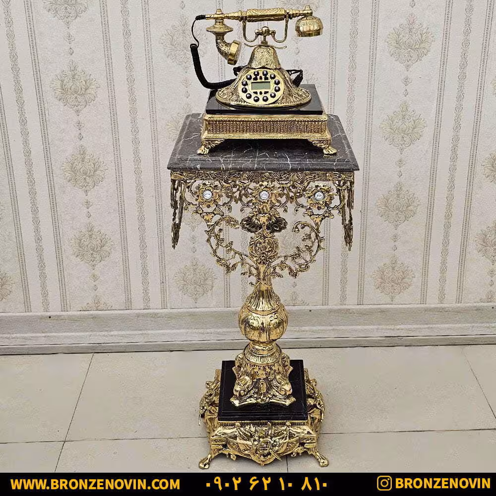تلفن ایستاده برنز پایه دار کنار سالنی کد 1818