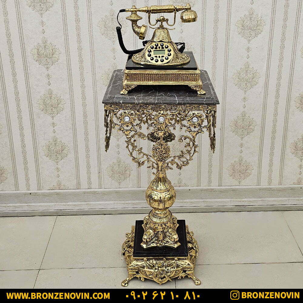 تلفن ایستاده برنز پایه دار کنار سالنی کد 1818