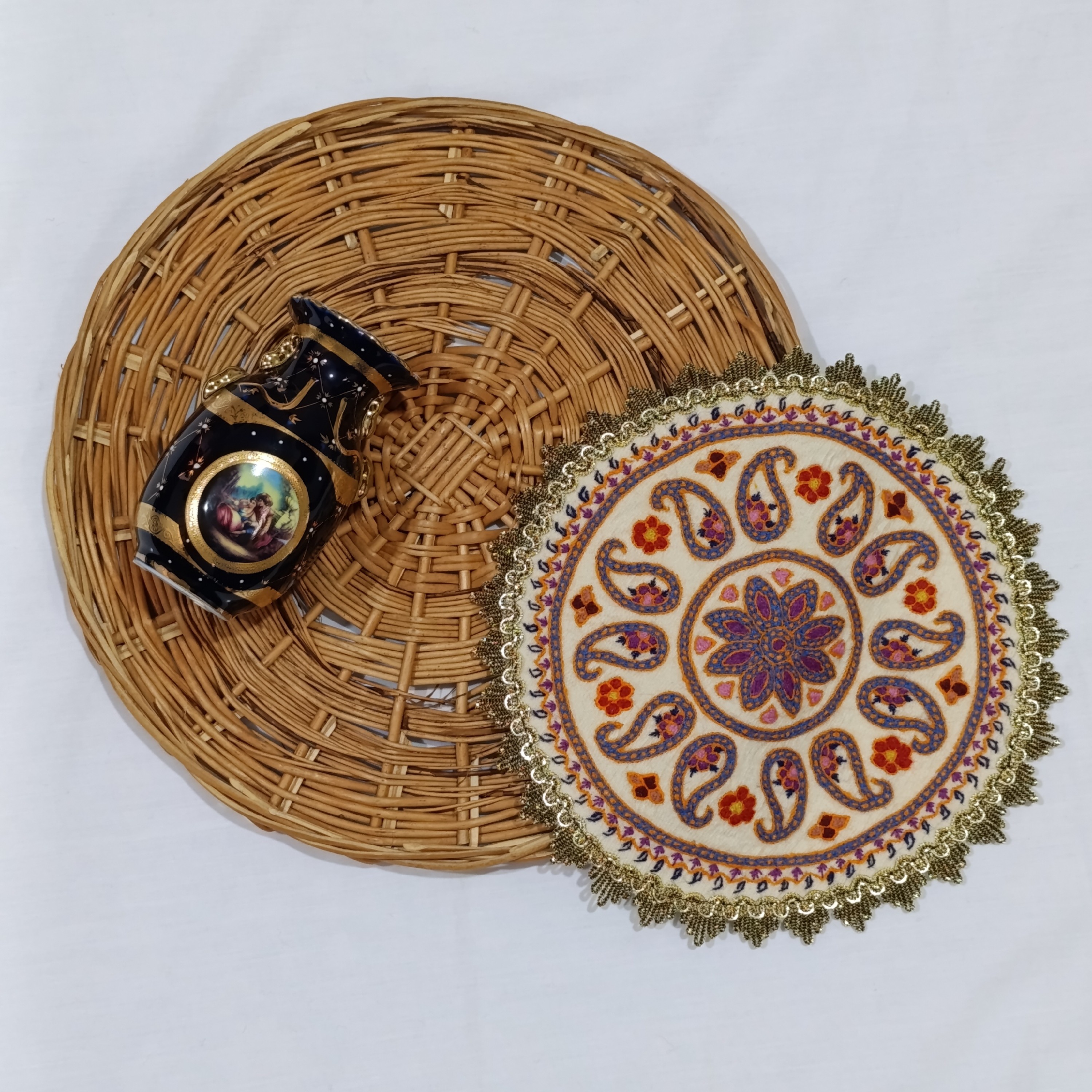 رومیزی عسلی پته دوخته، پته دایره سفید