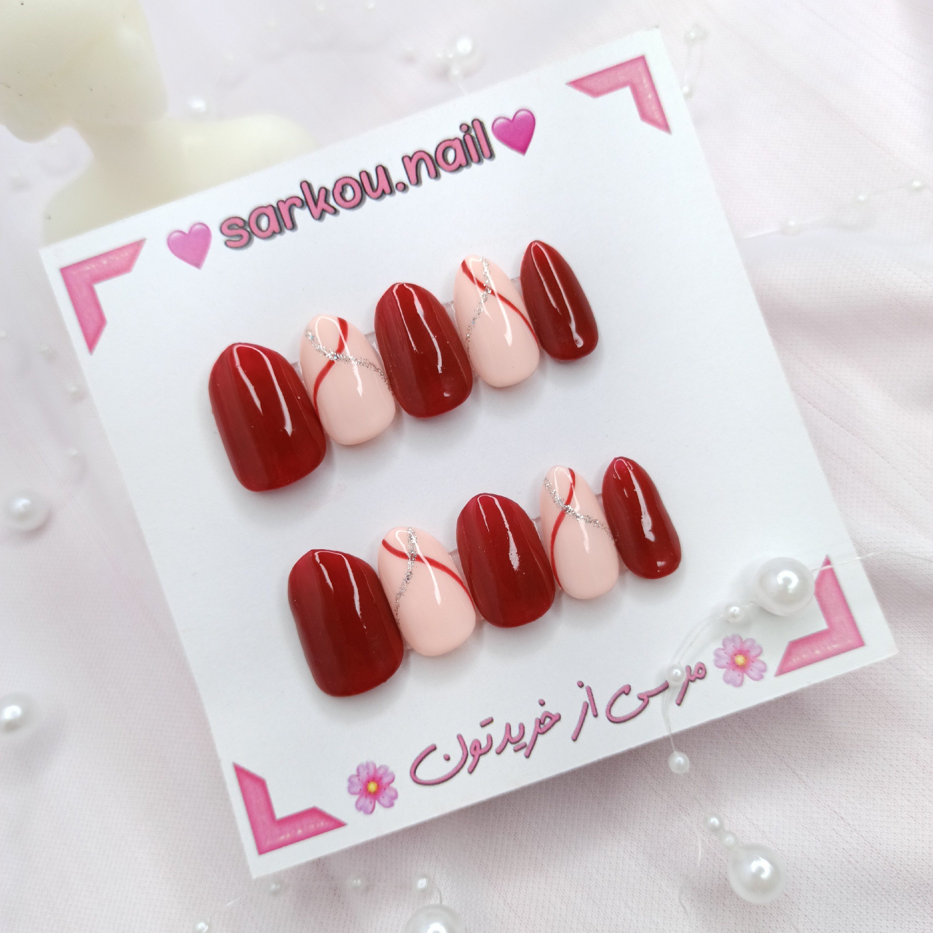 ناخن مصنوعی ساخته شده با مواد کاشت طرح زرشکی با دیزاین نقره ای 