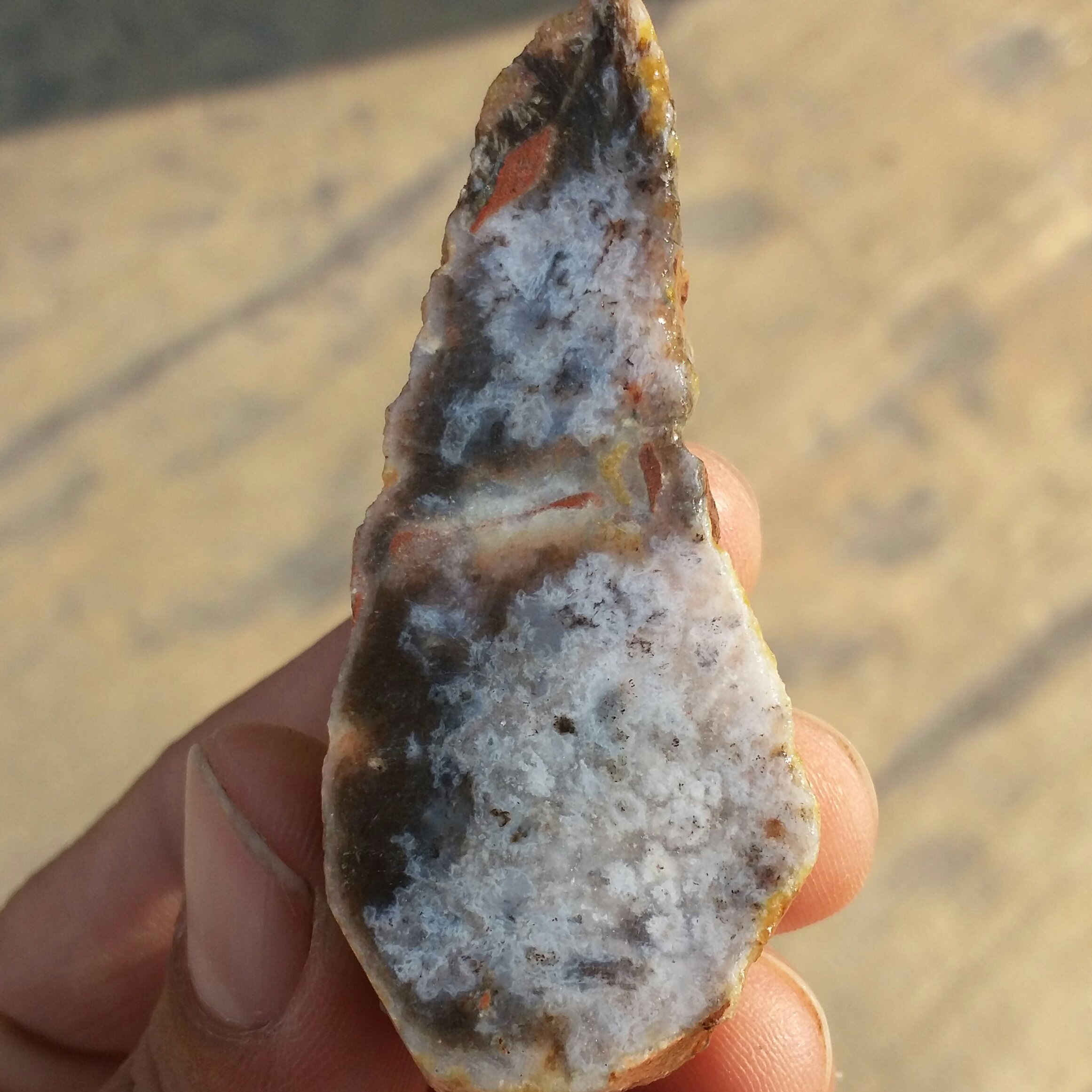 اسلایس سنگ راف عقیق طرحدار حاشیه خرمایی بسیار دیدنی شاهکار خلقت کاملا طبیعی محشر
کد 8874