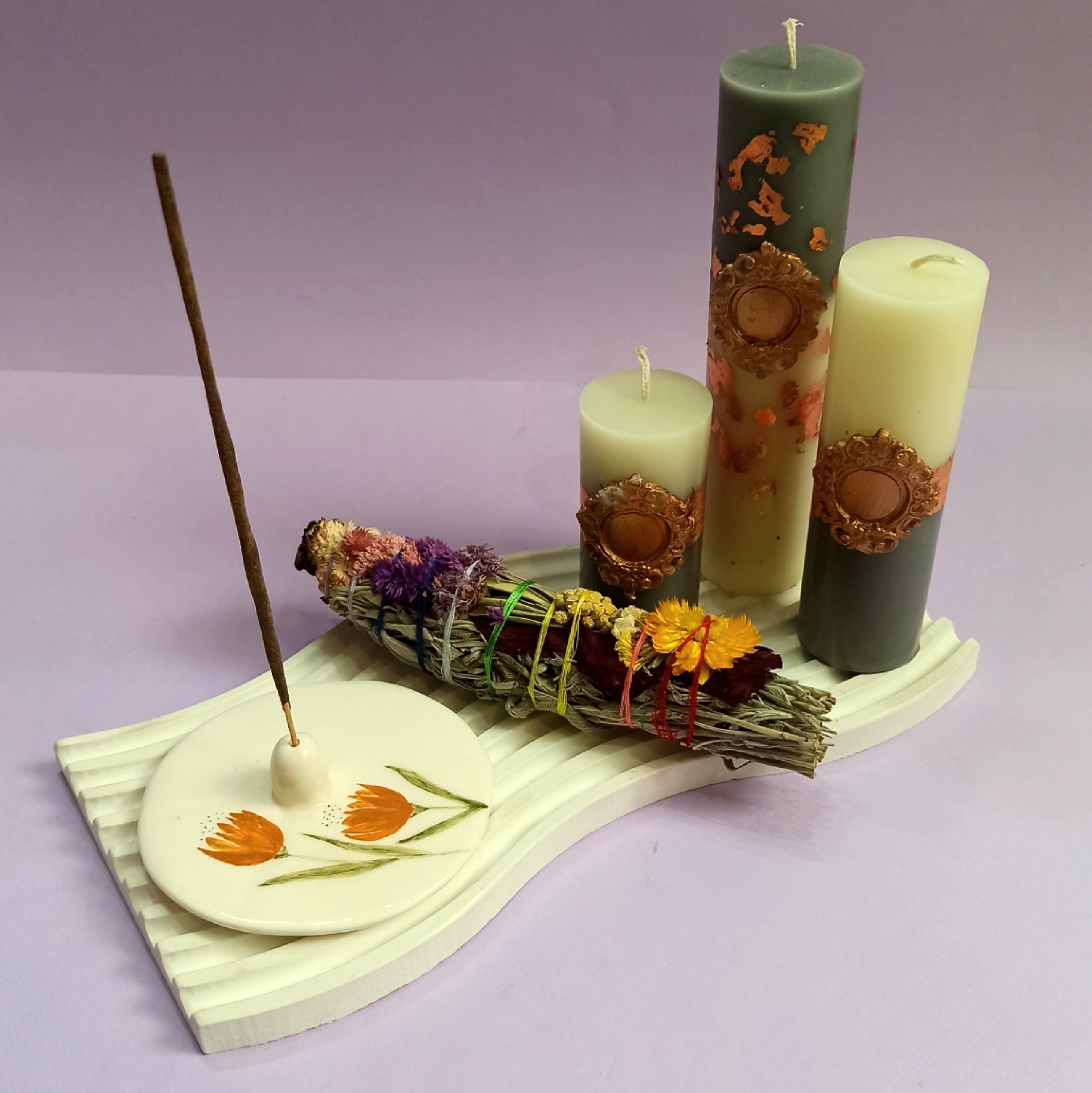 ست دکوری سینی بتنی، سه سایز شمع استوانه، اسماج سایز متوسط، جاعودی طرح گل به همراه هدیه سورپرایزی