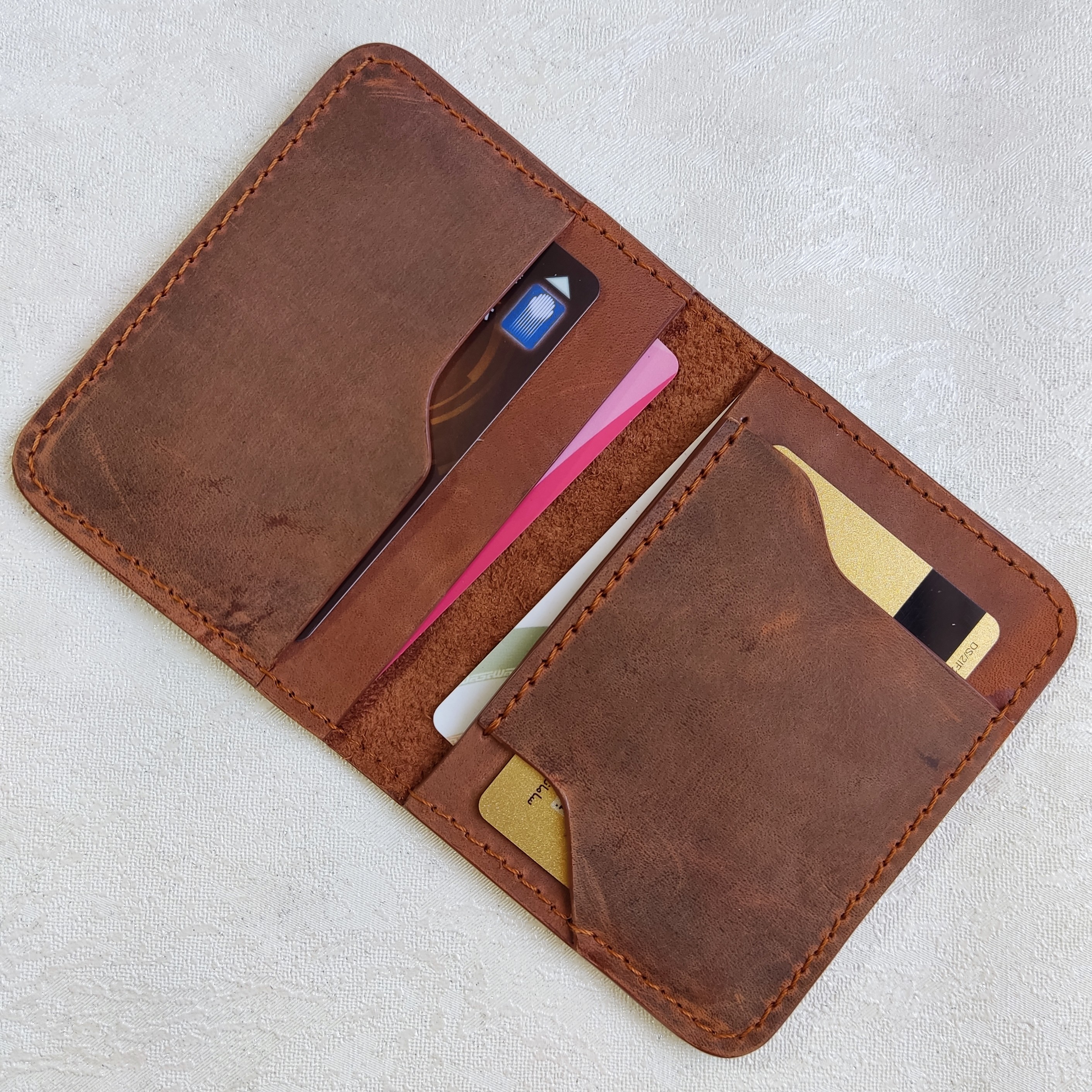 جاکارتی چرمی تهیه شده از چرم طبیعی هورس گاوی  جای حداقل 4 عدد کارت  