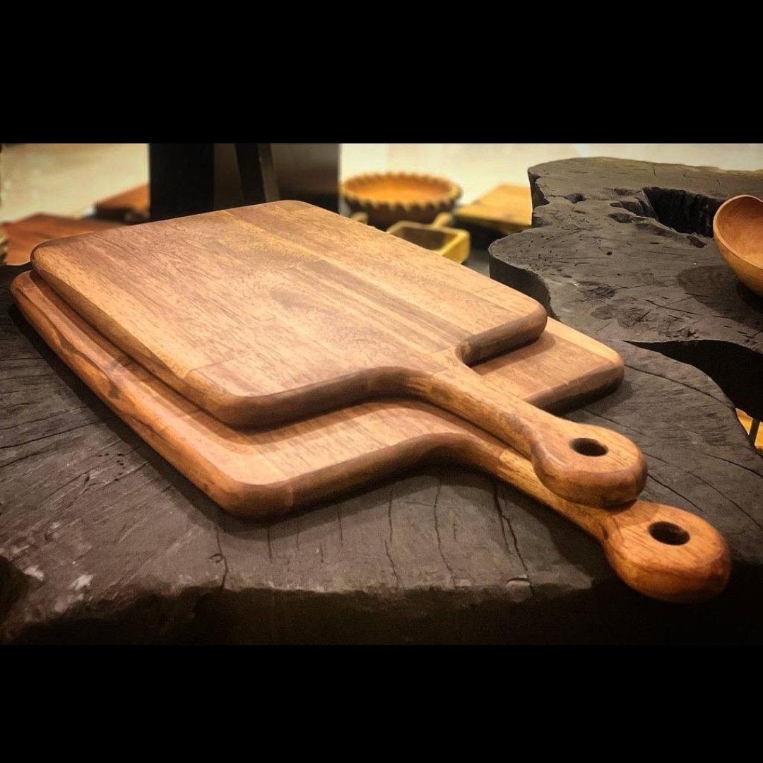 تخته سرو پیتزا مستطیل چوب اقاقیا تایلندی رنگ و روغن بلژیک وکاملاقابل شستشو دستی دردوسایز48در26و52در30سانتیمتر