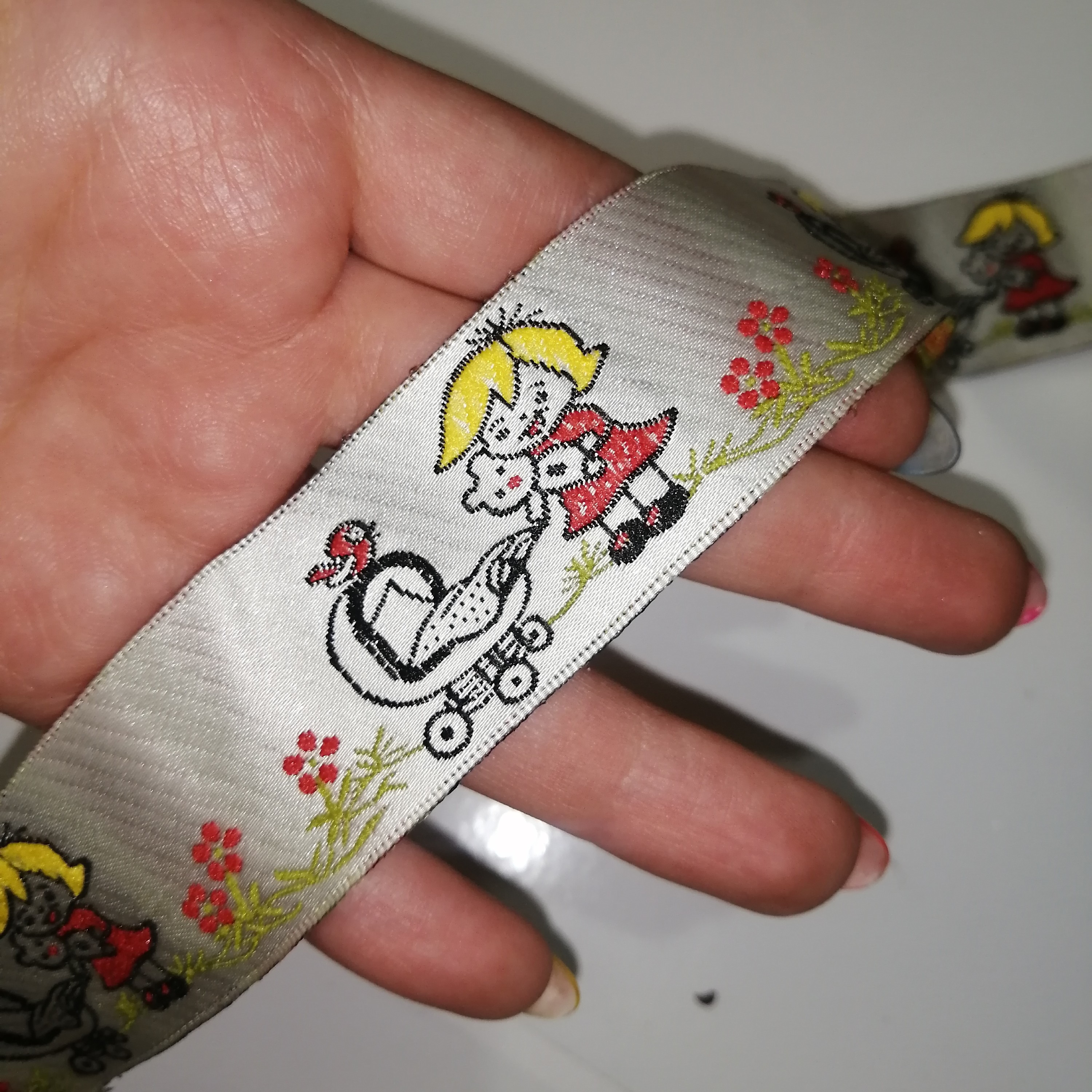 نوار یراق تزئینی لباس  عروسکی عرض دو و طول 1 متر 