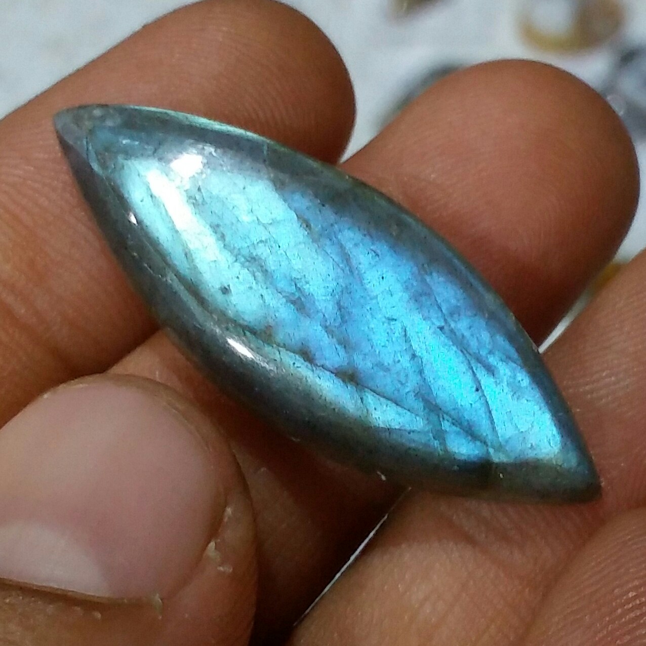 نگین لابرادوریت وارداتی از کشور لابرادور کانادا با تلالوئی بسیار بی نظیر و کمیاب کد 11148