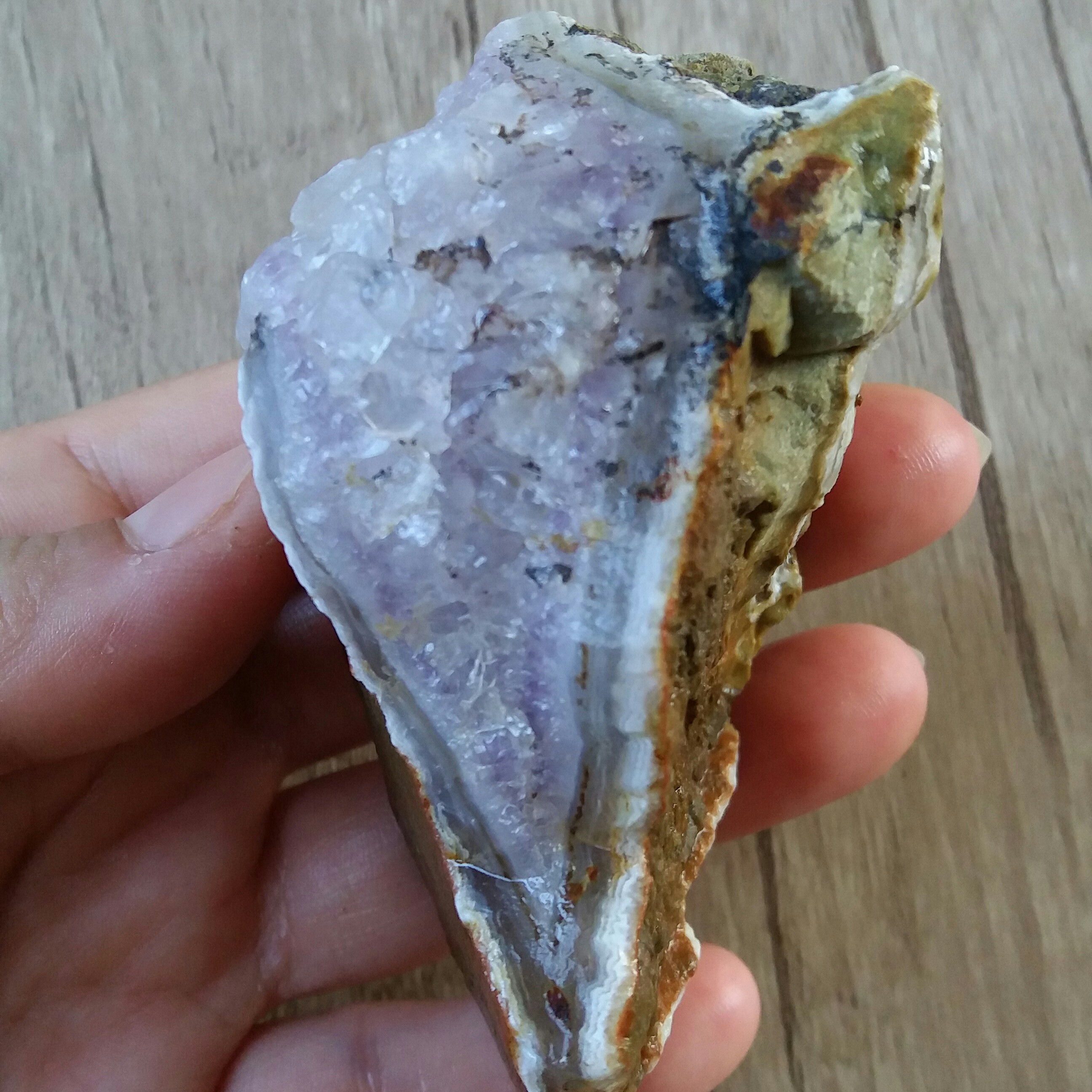 سنگ آمیتیست اصل با رنگ طبیعی معدنی و آراامش بخش حدودا هفت سانته