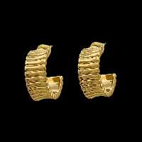 گوشواره میخی نیم حلقه‌ طرحدار طلایی