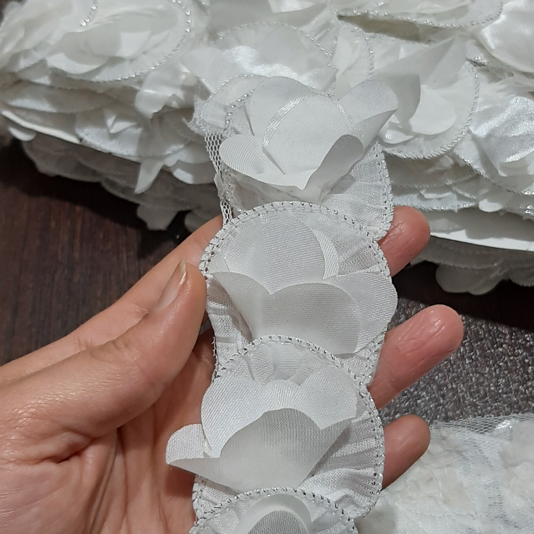 تزیین لباس. نوار  گل و دایره پلیسه . لبه نقره ای  براق. 