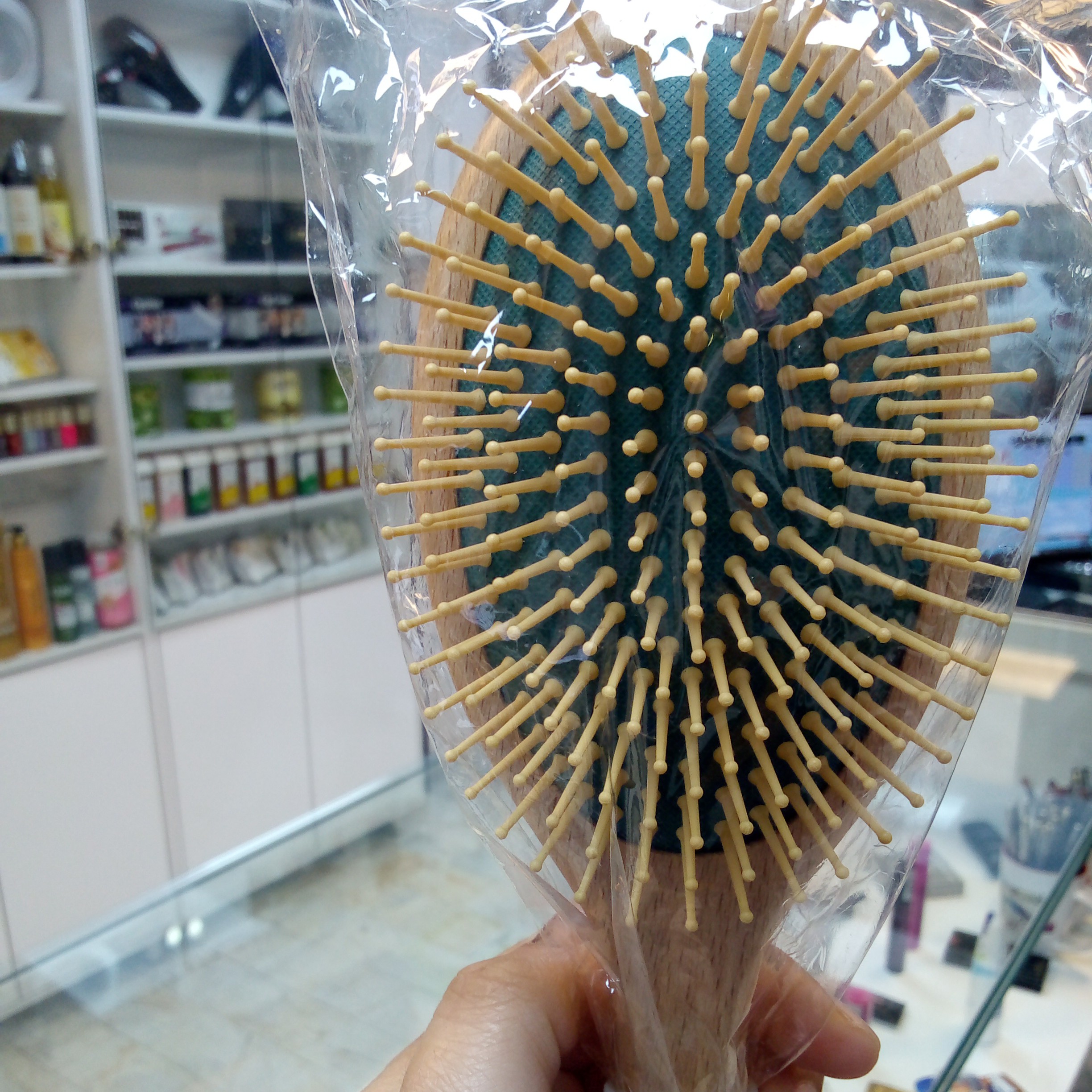 برس گرد چوبی کره ای بدون آسیب به بافت مو