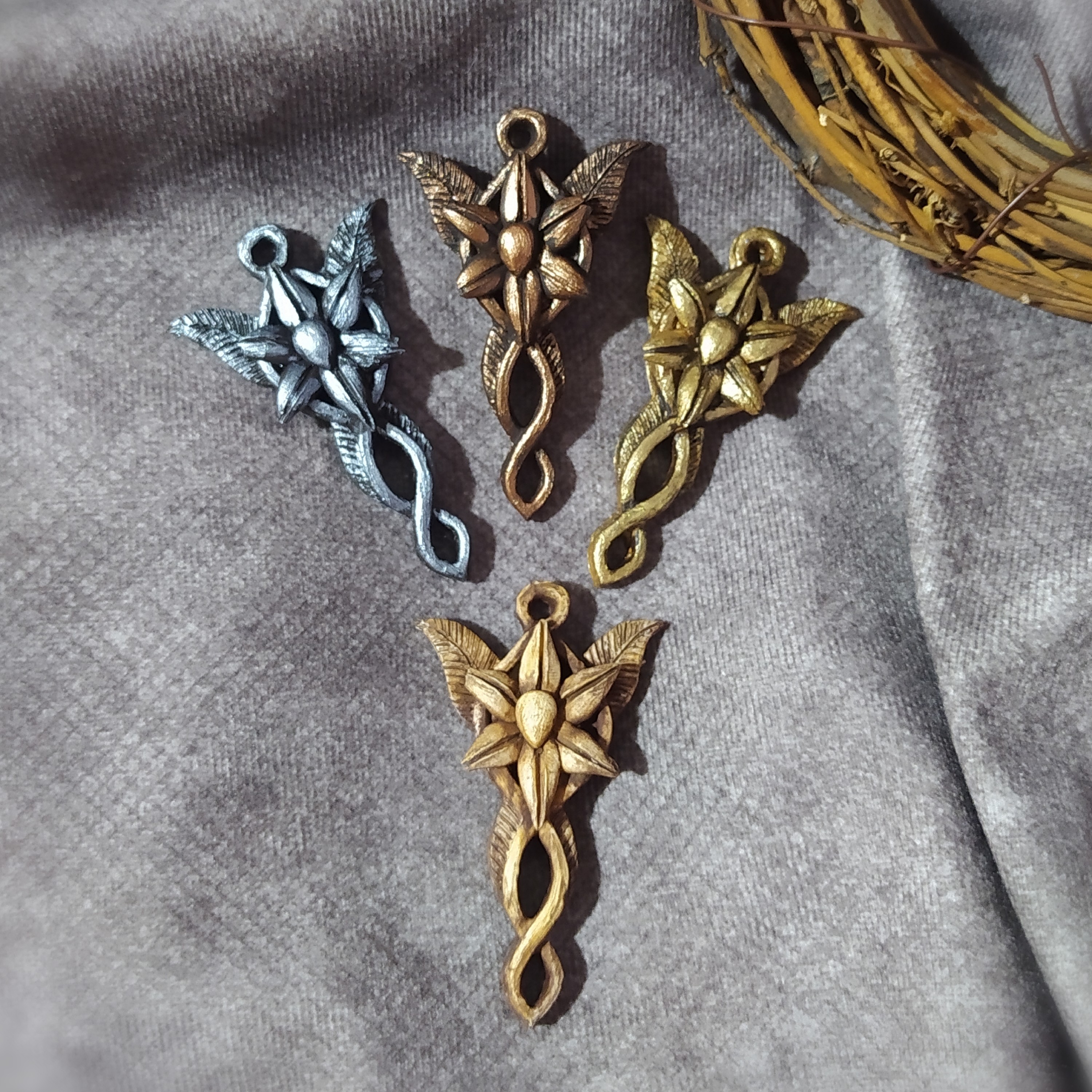 گردنبند ایون استار ارباب حلقه ها دستساز  ، پتینه کاری شده برنزی، جنس رزین به همراه بند چرمی قابل تنظیم ارتفاع 