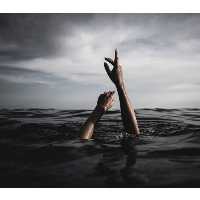 دستبند مفتولی سیمی.به جای نخ از سیم در این دستبند استفاده شده است