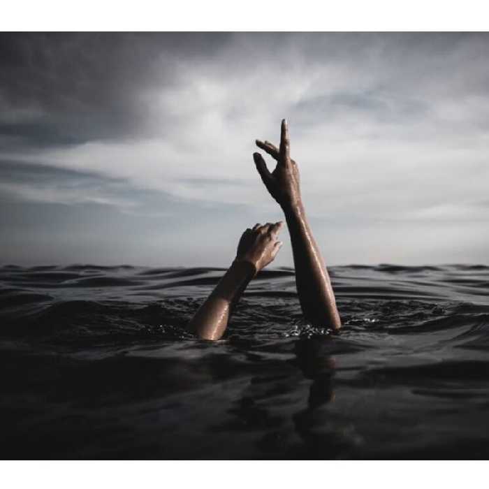 دستبند مفتولی سیمی.به جای نخ از سیم در این دستبند استفاده شده است