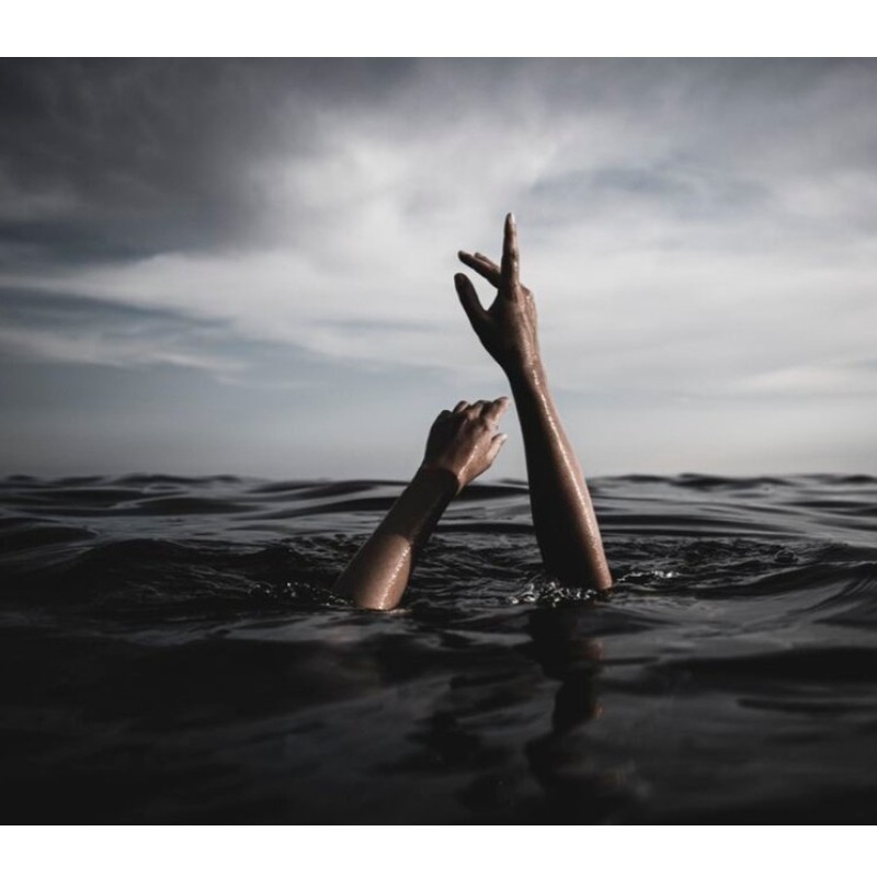 دستبند مفتولی سیمی.به جای نخ از سیم در این دستبند استفاده شده است