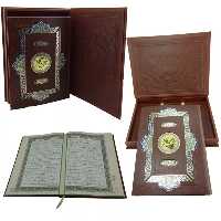110186-قرآن رحلی گلاسه جعبه دار چرم پلاک رنگی ترجمه الهی قمشه ای