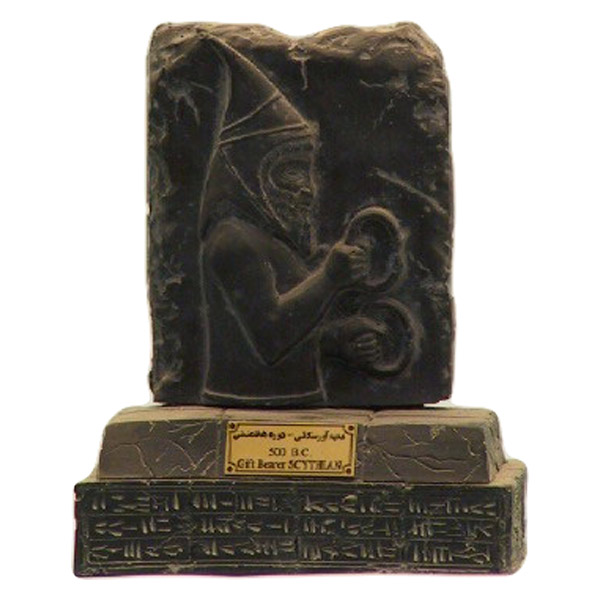 مجسمه تندیس و پیکره شهریار مدل پایه دار هدیه آور سکائی کد MO2470