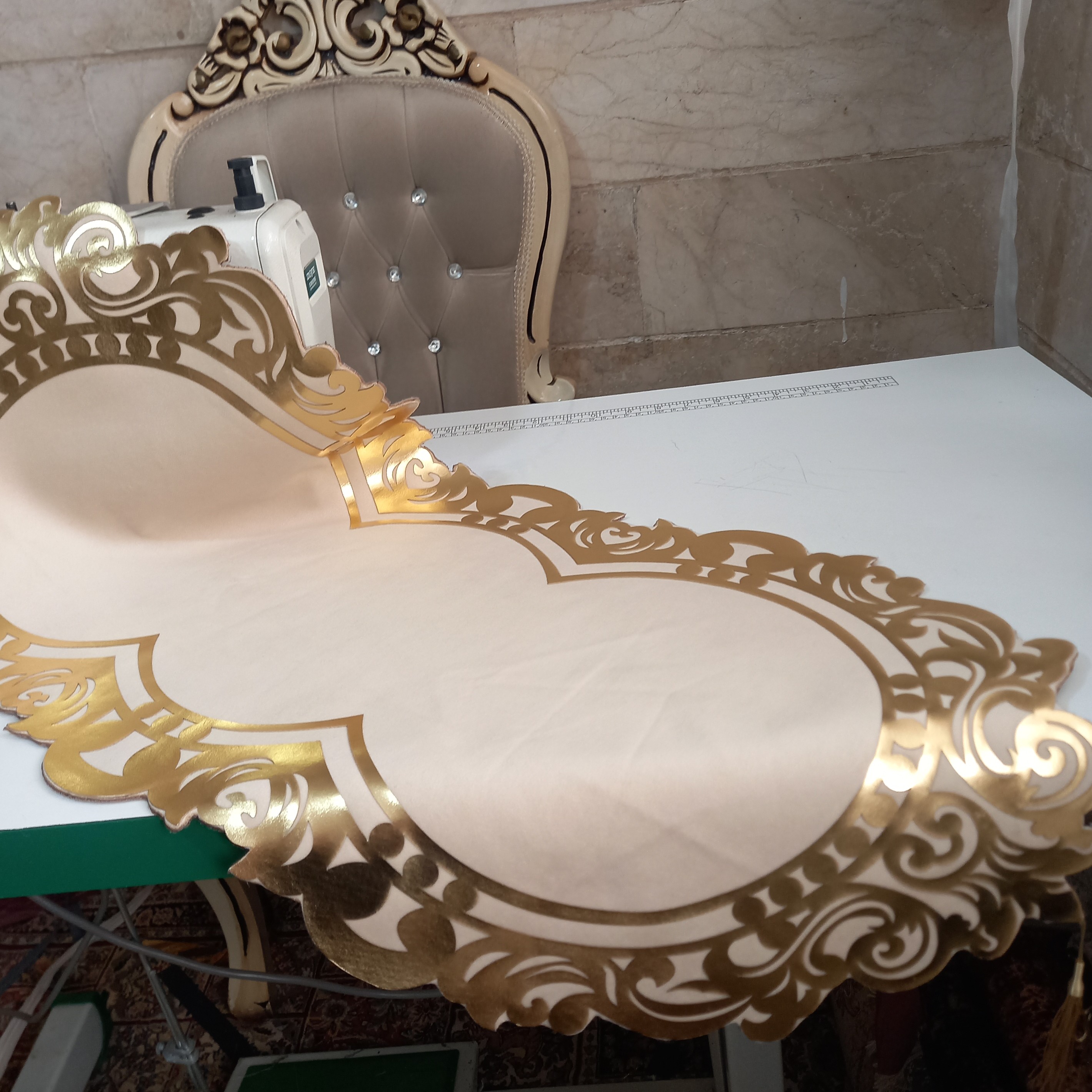 رومیزی سلطنتی (پس کرایه)