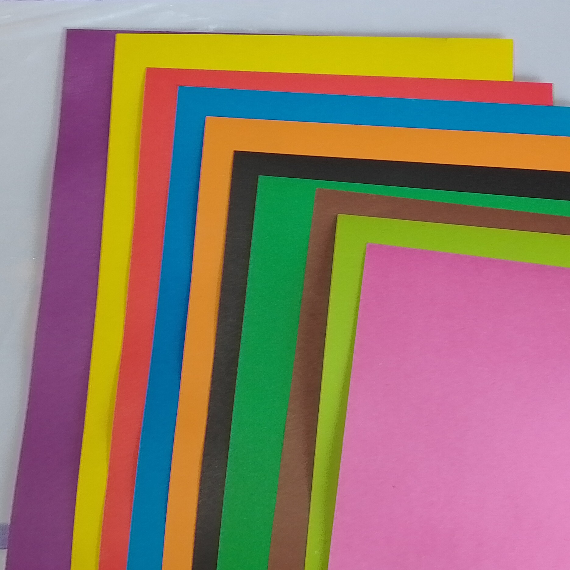 مقوای رنگی دو رو مات در بسته بندی ده رنگ متفاوت.  