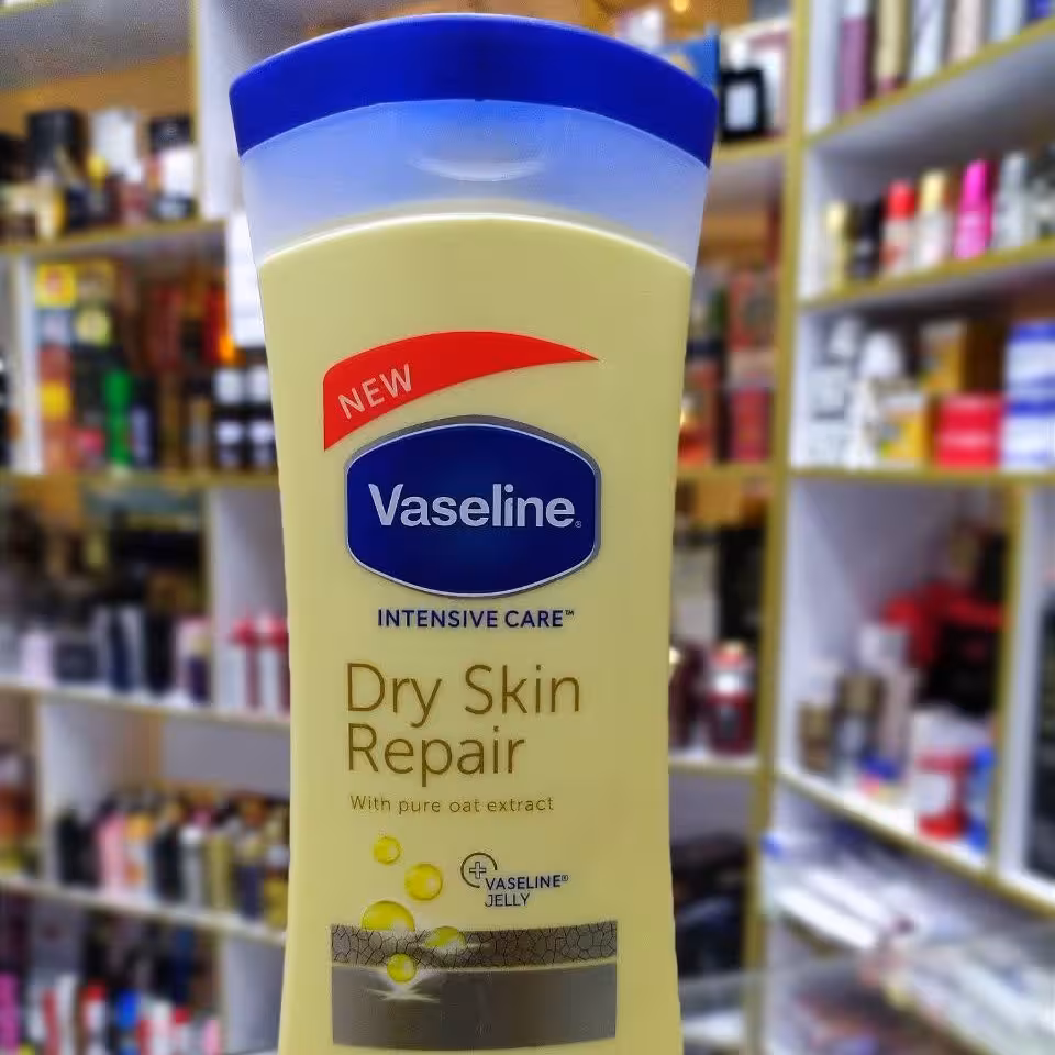لوسیون بدن وازلین مدل Dry Skin Repair مناسب برای پوست های خشک 